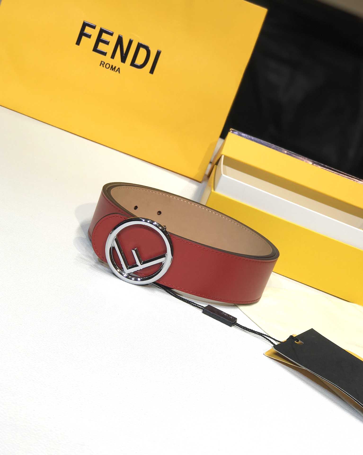 Fendi 五金做工精细 线条流畅 表面光滑 𝐙𝐏电镀工艺 香港通关【𝐇𝐀𝐀𝐒】 进口皮料