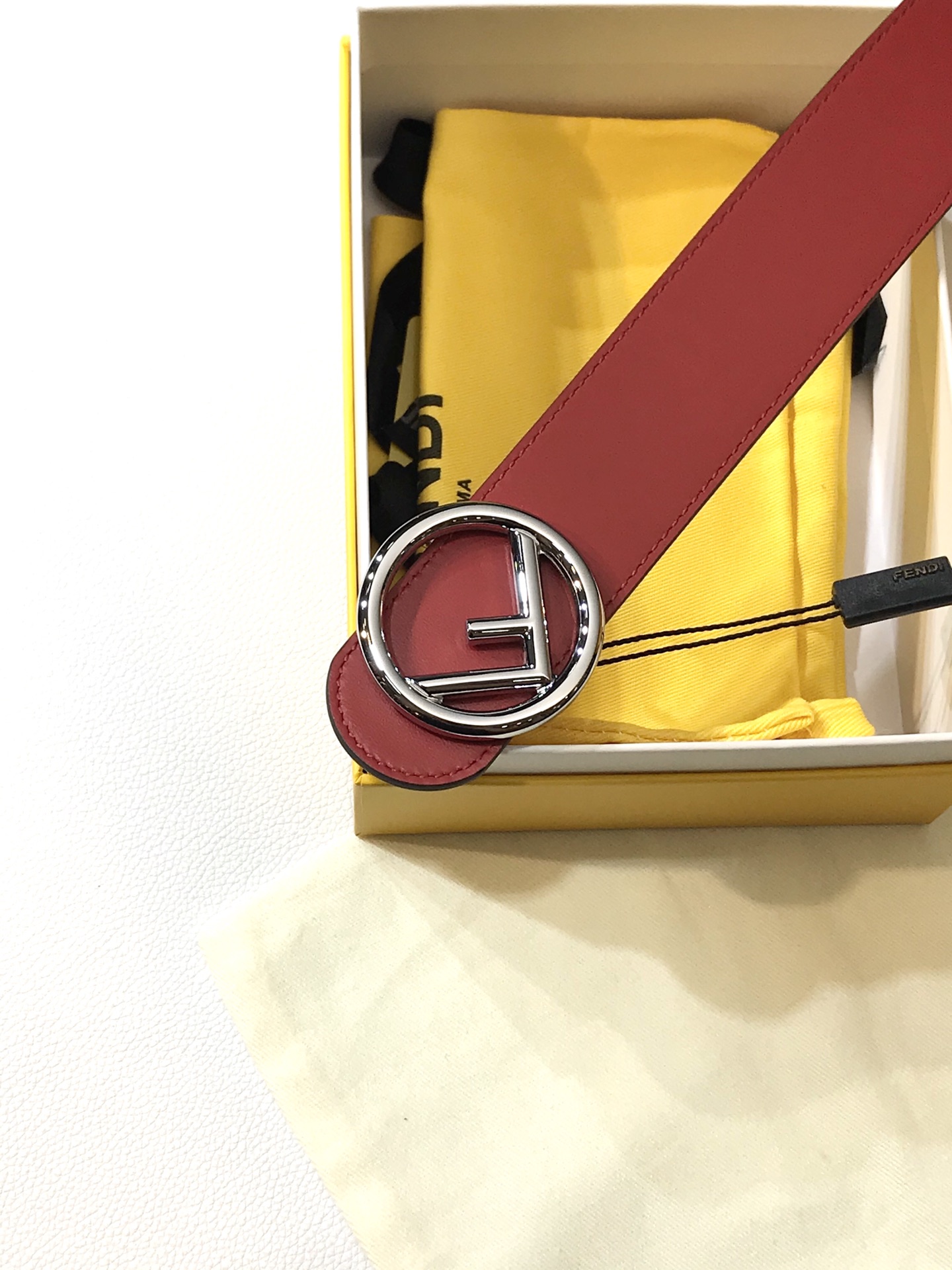 Fendi 五金做工精细 线条流畅 表面光滑 𝐙𝐏电镀工艺 香港通关【𝐇𝐀𝐀𝐒】 进口皮料