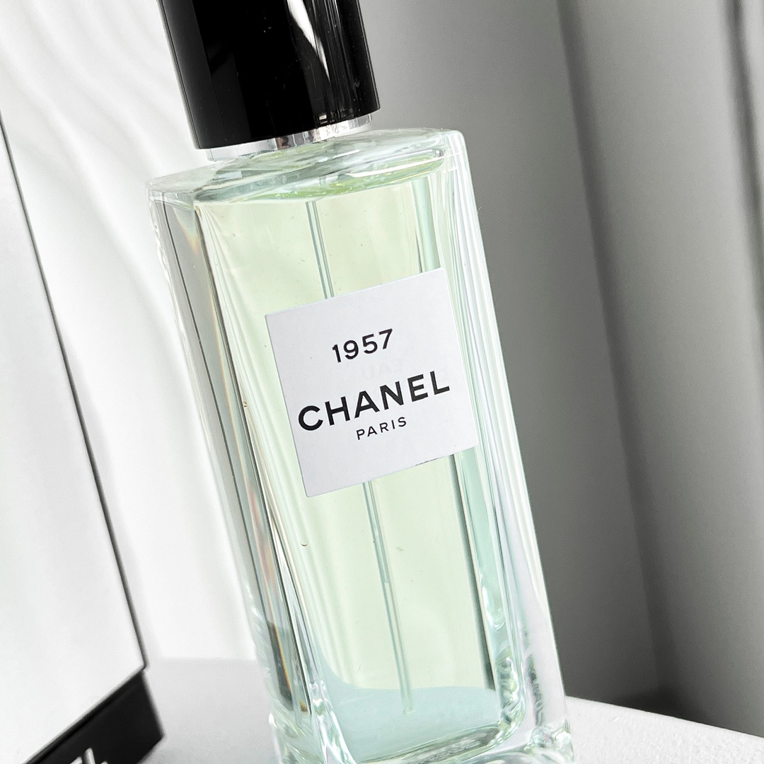 95💰专柜品质
Chanel珍藏系列——1957香水|||◼️香奈儿的1957年,以一瓶珍藏香水来铭记。19是香奈儿的出生日期,57是香奈儿在美国最大精品店所在街名,纽约57街。1957年正是香奈儿在美国市场大获成功,实现功成名就梦想的一年。
香奈儿 Chanel
◼️专柜试香的时候一秒爱上,1957属于一款肌肤之香,不浓不淡,以感性白麝香调勾勒独特韵味,闻起来给人感觉是那种很沉稳又知性的印象,那种骨子里自然流露出来的优雅,这款香水真的淋漓尽致地诠释了简约而不简单的香奈儿风格。越闻越喜欢不会腻的那种!感觉什么场合都能hold得住!当时柜里只有75ml的了,我会回购200ml的~好闻到有种怕以后买不到1957这款香了。喷了以后感觉自己就是这条街最气质的妞……留香也很持久。米色时尚感觉也不错,准备把它也带回家~
◼️香调:芳香调
前调:粉色胡椒、香菜、白麝香、香柠檬、醛香
中调:橙花、白麝香、茉莉
基调:香草、蜂蜜、白麝香、雪松、开司米木麝香、鸢尾草