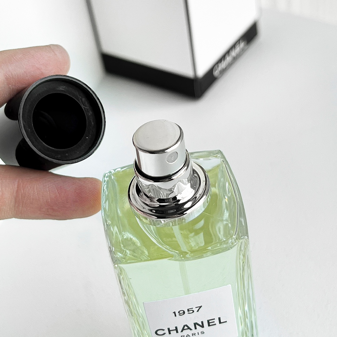 95💰专柜品质
Chanel珍藏系列——1957香水|||◼️香奈儿的1957年,以一瓶珍藏香水来铭记。19是香奈儿的出生日期,57是香奈儿在美国最大精品店所在街名,纽约57街。1957年正是香奈儿在美国市场大获成功,实现功成名就梦想的一年。
香奈儿 Chanel
◼️专柜试香的时候一秒爱上,1957属于一款肌肤之香,不浓不淡,以感性白麝香调勾勒独特韵味,闻起来给人感觉是那种很沉稳又知性的印象,那种骨子里自然流露出来的优雅,这款香水真的淋漓尽致地诠释了简约而不简单的香奈儿风格。越闻越喜欢不会腻的那种!感觉什么场合都能hold得住!当时柜里只有75ml的了,我会回购200ml的~好闻到有种怕以后买不到1957这款香了。喷了以后感觉自己就是这条街最气质的妞……留香也很持久。米色时尚感觉也不错,准备把它也带回家~
◼️香调:芳香调
前调:粉色胡椒、香菜、白麝香、香柠檬、醛香
中调:橙花、白麝香、茉莉
基调:香草、蜂蜜、白麝香、雪松、开司米木麝香、鸢尾草