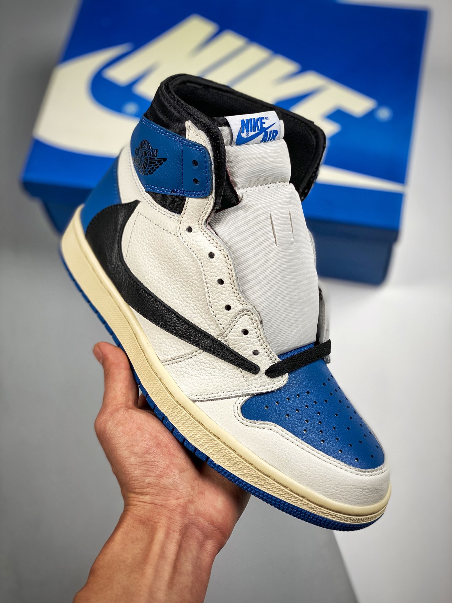 Fragment x Travis Scott x Air Jordan 1 High TS 藤原浩 三方联名倒钩 性价比最高❗️ 代表市售工艺天花板 原鞋高价购回开发 正确白蓝相间鞋盒、粉色三方联名防尘纸 原楦原档纸板开发 整体楦型完美…