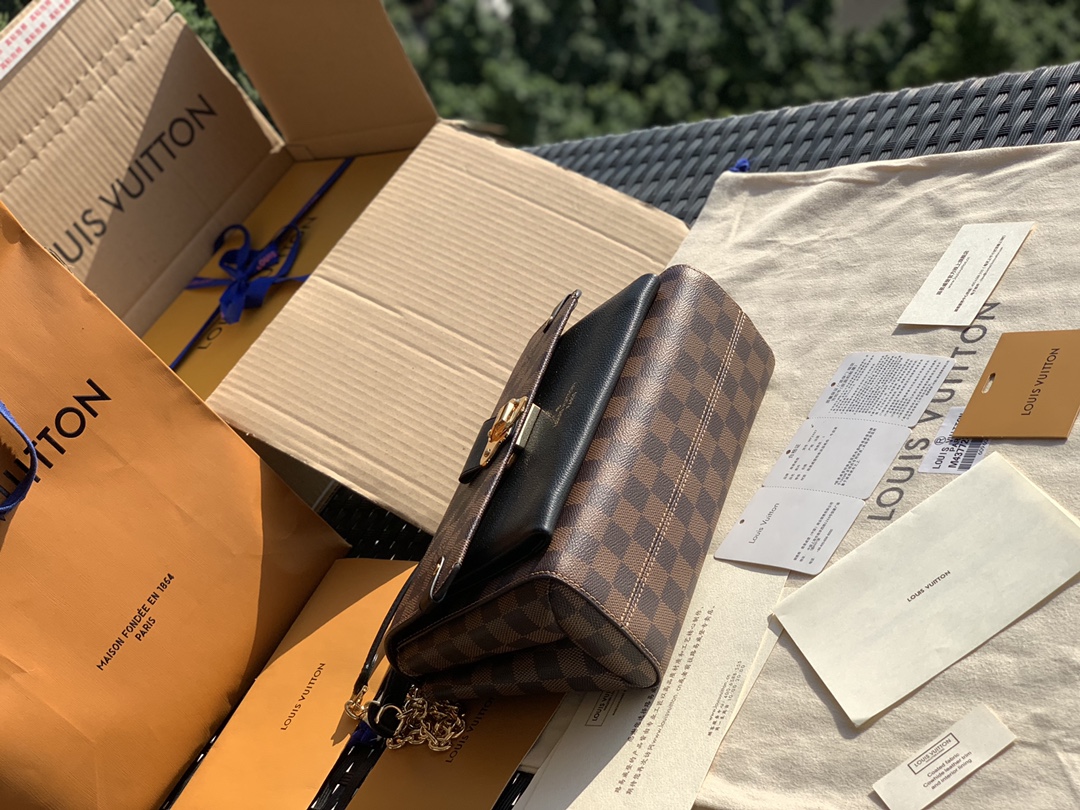 🌼 m40108尺寸25 x 17 x 9.5 CM 棋盘格黑色，这款Vavin小号手袋，Damier 