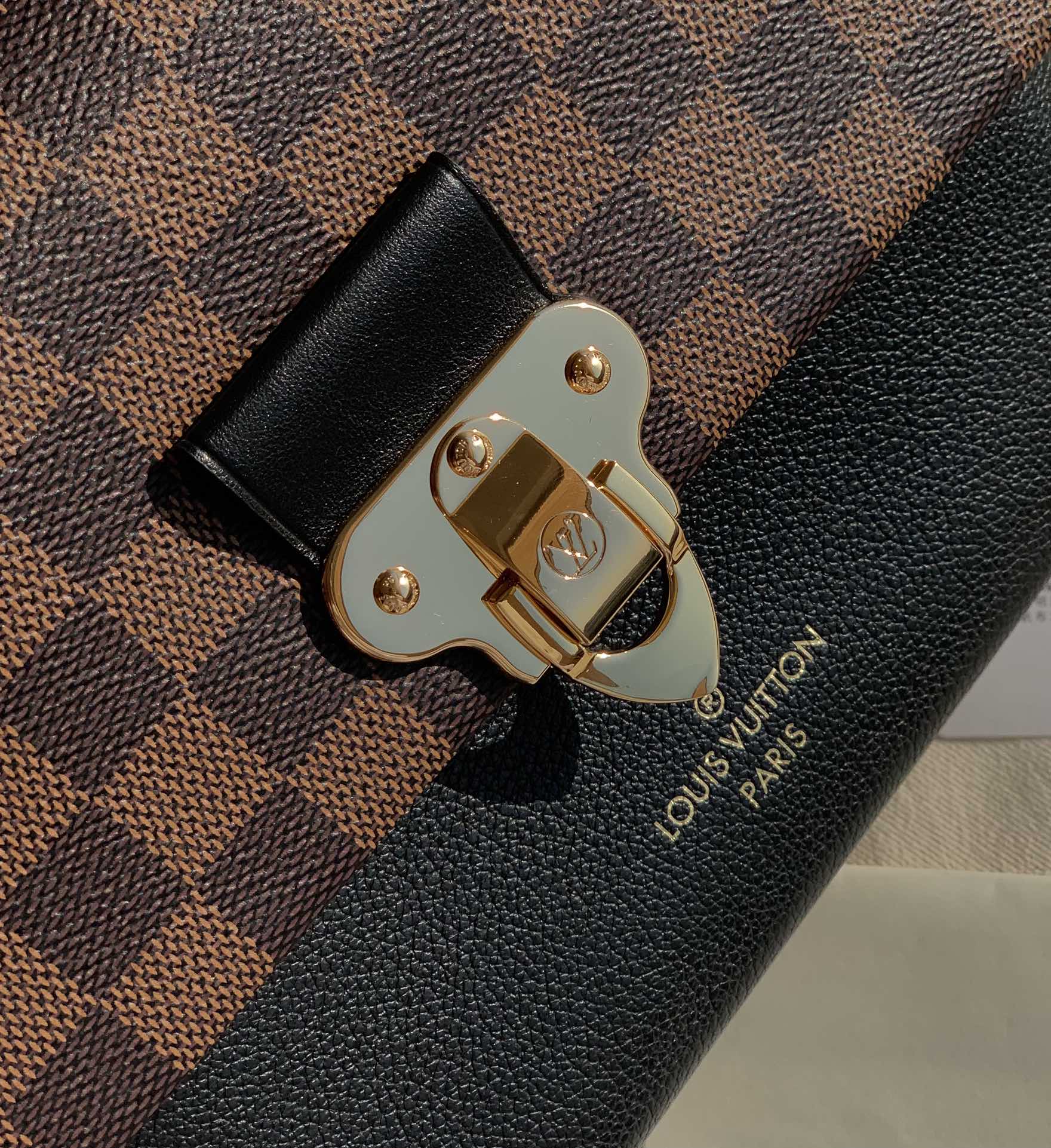 🌼 m40108尺寸25 x 17 x 9.5 CM 棋盘格黑色，这款Vavin小号手袋，Damier 