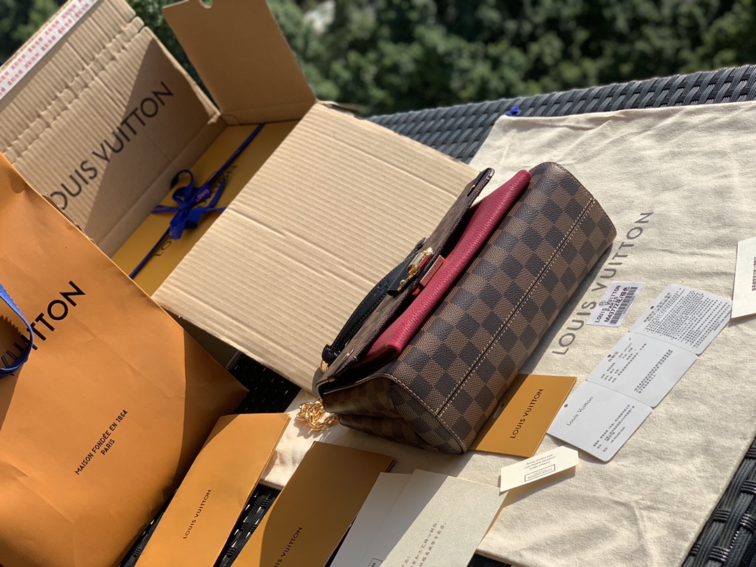 🌼 m40109尺寸25 x 17 x 9.5 CM 棋盘格玫红，vavin这个包最吸引我的地方是他是大