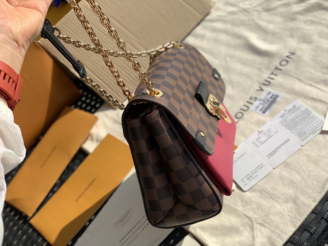 🌼 m40109尺寸25 x 17 x 9.5 CM 棋盘格玫红，vavin这个包最吸引我的地方是他是大