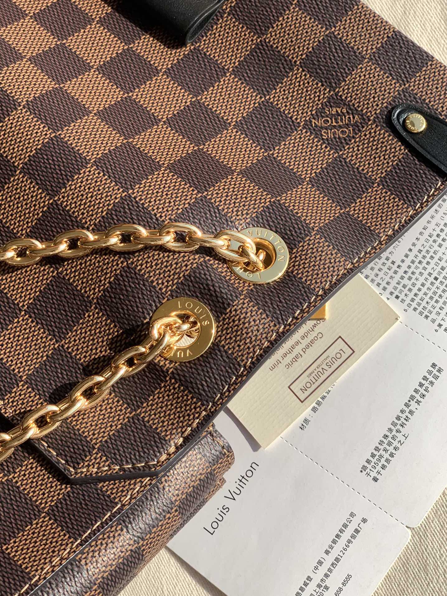 🌼 m40109尺寸25 x 17 x 9.5 CM 棋盘格玫红，vavin这个包最吸引我的地方是他是大