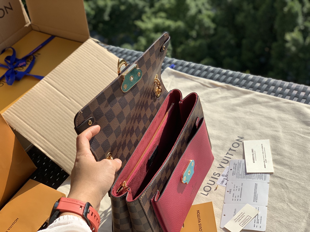 🌼 m40109尺寸25 x 17 x 9.5 CM 棋盘格玫红，vavin这个包最吸引我的地方是他是大