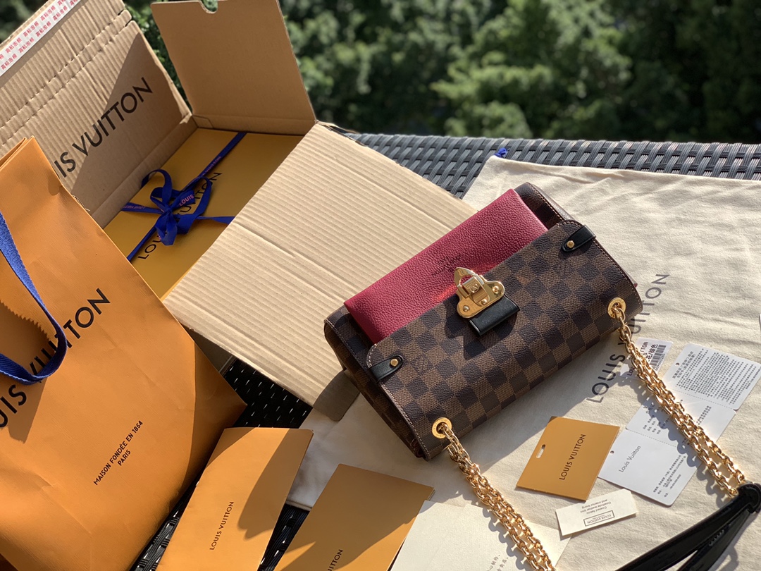 🌼 m40109尺寸25 x 17 x 9.5 CM 棋盘格玫红，vavin这个包最吸引我的地方是他是大