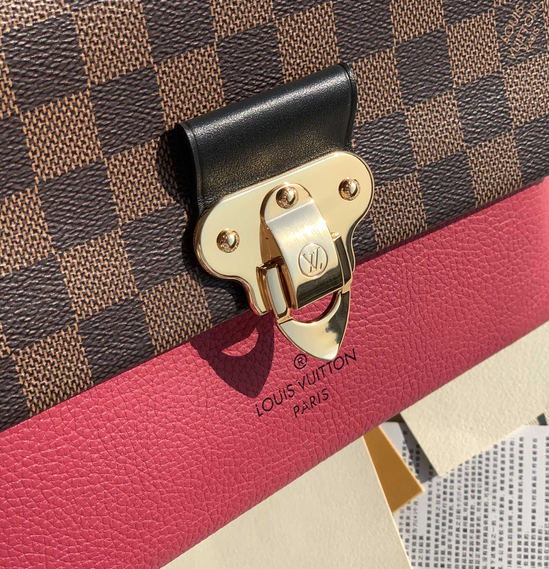 🌼 m40109尺寸25 x 17 x 9.5 CM 棋盘格玫红，vavin这个包最吸引我的地方是他是大