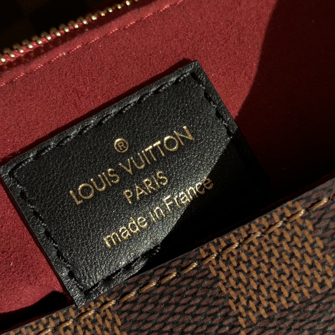 🌼 m40109尺寸25 x 17 x 9.5 CM 棋盘格玫红，vavin这个包最吸引我的地方是他是大