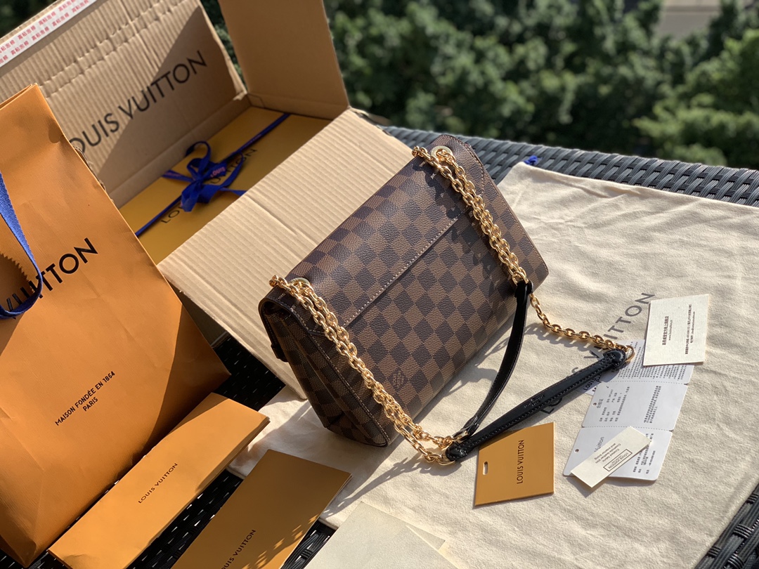 🌼 m40109尺寸25 x 17 x 9.5 CM 棋盘格玫红，vavin这个包最吸引我的地方是他是大