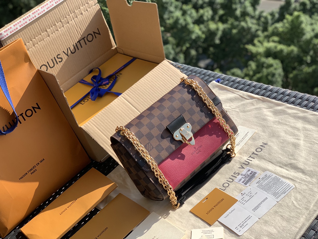 🌼 m40109尺寸25 x 17 x 9.5 CM 棋盘格玫红，vavin这个包最吸引我的地方是他是大