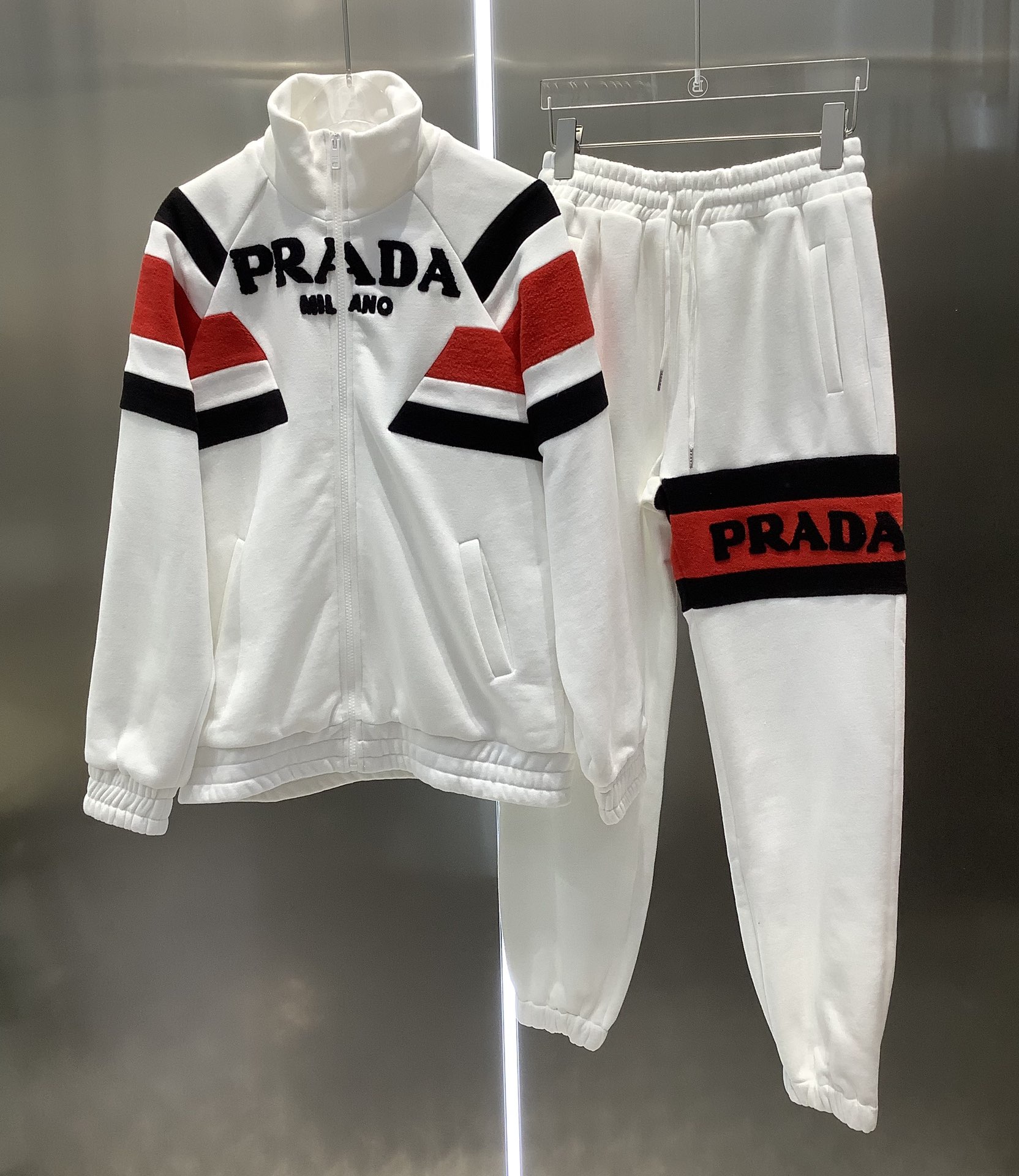 NO:696927,Prada/Prada's new winter color-blocking sports suit. Classic exclusive embroidered logo. The collision of black and white and red is super stylish. The visual effect is very good. The upper body is full of high-end sense. It has a fashionable style in black and white. SML,, prada, prada,19860909Prada/普拉达 冬季新款拼色运动套装 经典独家刺绣标识 黑白红碰撞超级洋气 视觉效果非常赞 上身满满的高级感 自带时髦范儿黑白两色 SML,,prada,prada,,Women's clothing
