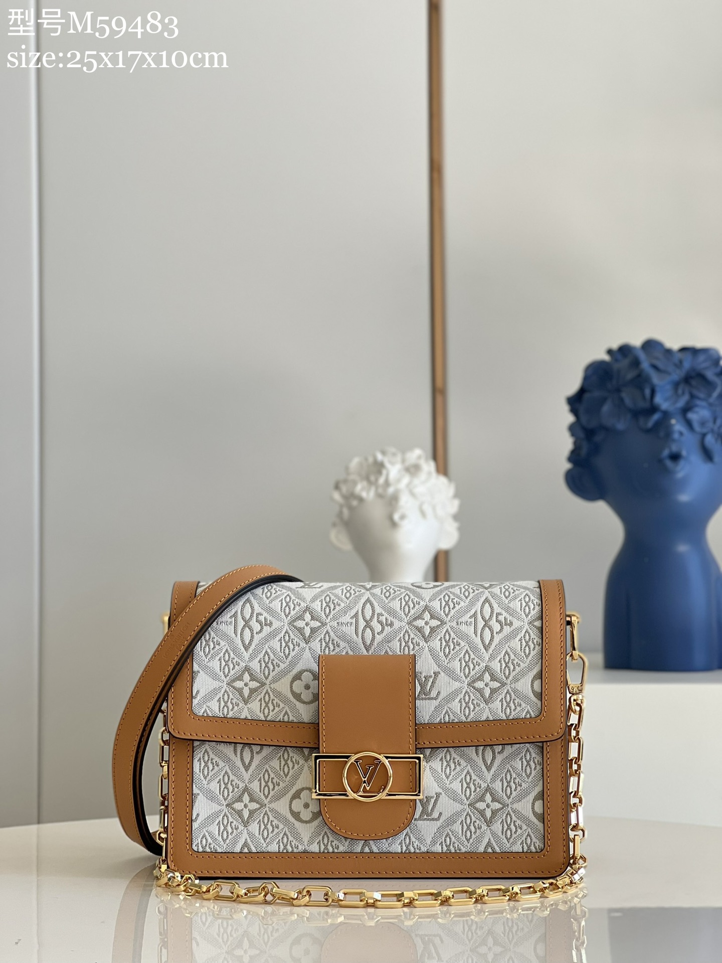 NO:398109,【Exclusive real photo M59483 white】M44391 This Dauphin medium handbag is made of material since 1854 jacquard fabric, elegantly blending Monogram flowers, LV letters and 1854 words, and combines cowhide with cowhide to convey a new retro atmosphere. The detachable chain and inner compartment add functional details. Size 25.0 x 17.0 x 10.5 cm x.,LV [original leather],louis vuitton,cowhide19860909【独家实拍M59483白色】M44391 本款 Dauphine 中号手袋取材 Since 1854 提花织物,优雅融汇 Monogram 花卉、LV 字母和 1854 字样,与牛皮革饰边共同传递新复古主义气息.可拆卸链条和内隔层增添功能细节.尺寸25.0 x 17.0 x 10.5 厘米 x.,LV【原厂皮】,louis vuitton,cowhide,Bag