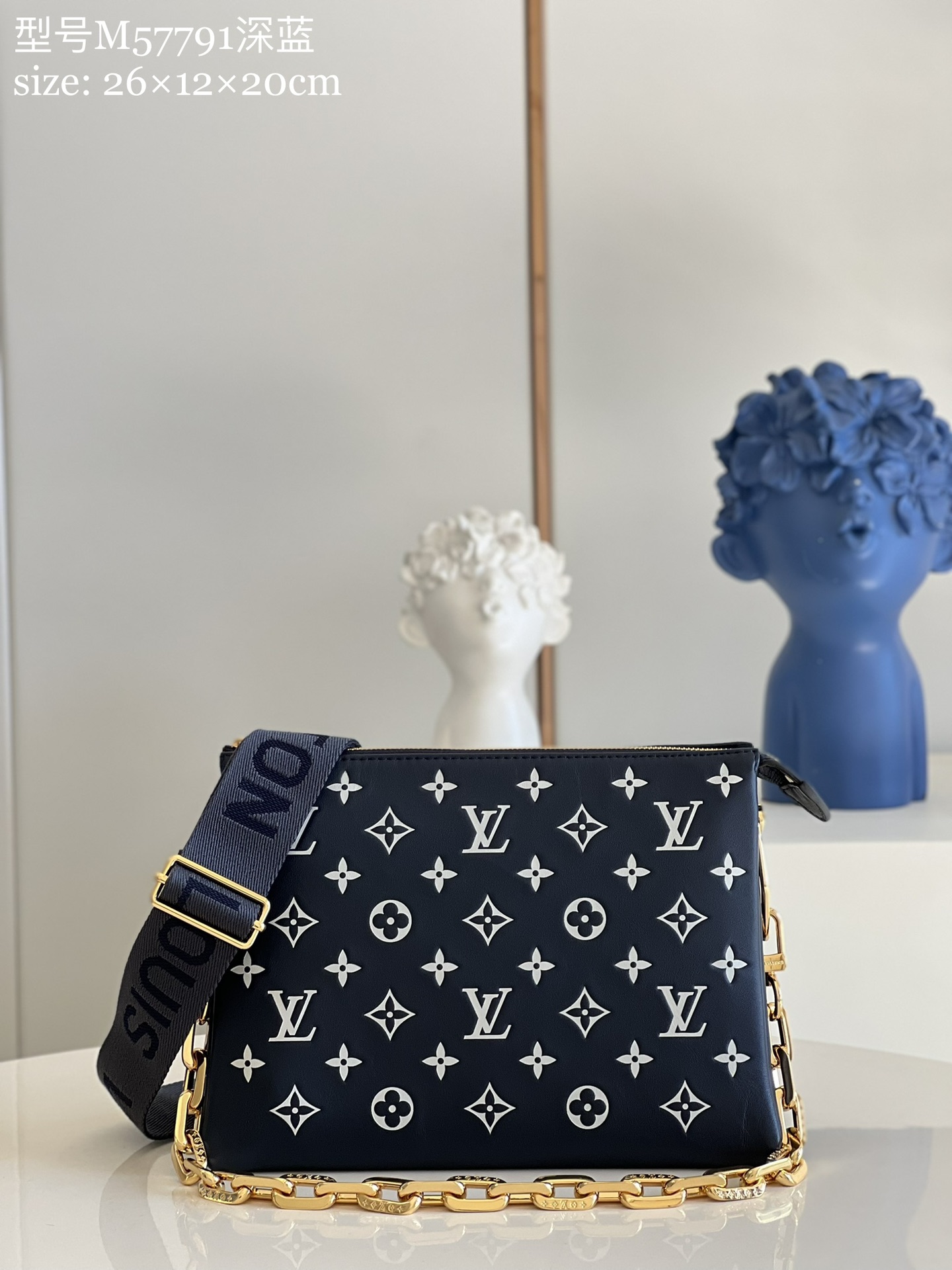 NO:398112,【Exclusive real photo M57791 dark blue】 M57790 This Coussin small handbag comes from the Vuittamins capsule series, embellishing the rough chain of fluffy sheepskin, expressing the Nicolas Ghesquière interpretation of confidence and joy in bright colors. It can be used for strap crossbody or as a chain bag, or can be carried under the armpit. Size 26 x 20 x 12 cm s.,LV [original leather],louis vuitton,sheepskin19860909【独家实拍M57791深蓝】 M57790 本款 Coussin 小号手袋出自 Vuittamins 胶囊系列,为蓬松绵羊皮点缀粗犷链条,以鲜明色彩道出 Nicolas Ghesquière 对自信欢悦的解读.可利用肩带斜挎或作为链条法棍包,亦可携于腋下.尺寸26 x 20 x 12 厘米 s.,LV【原厂皮】,louis vuitton,sheepskin,Bag
