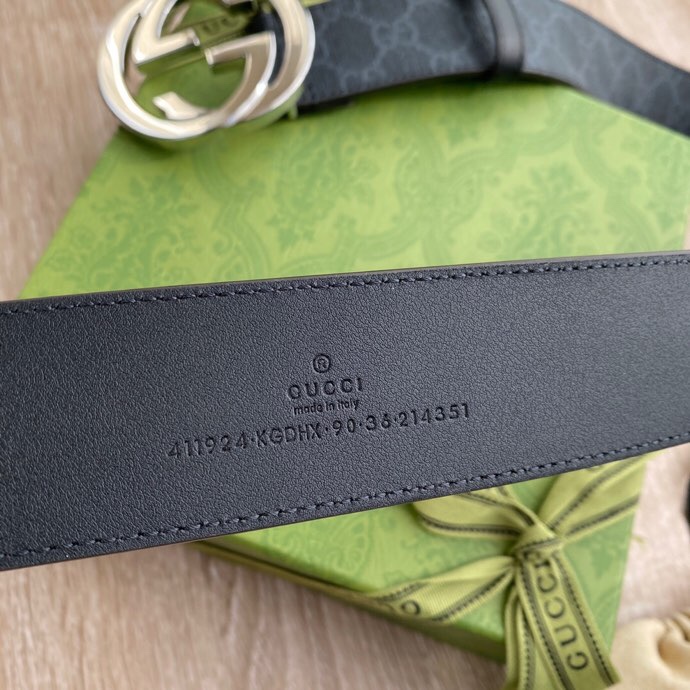 🌟🌟GUCCI GG Supreme高级人造帆布，可分解材料，配以黑色皮革滚边，搭配双G带扣，4厘米宽，