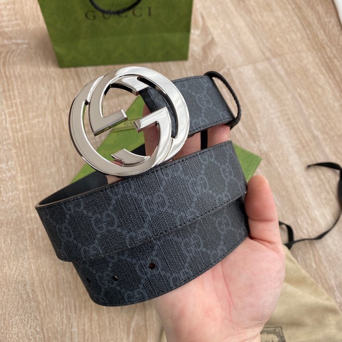 🌟🌟GUCCI GG Supreme高级人造帆布，可分解材料，配以黑色皮革滚边，搭配双G带扣，4厘米宽，