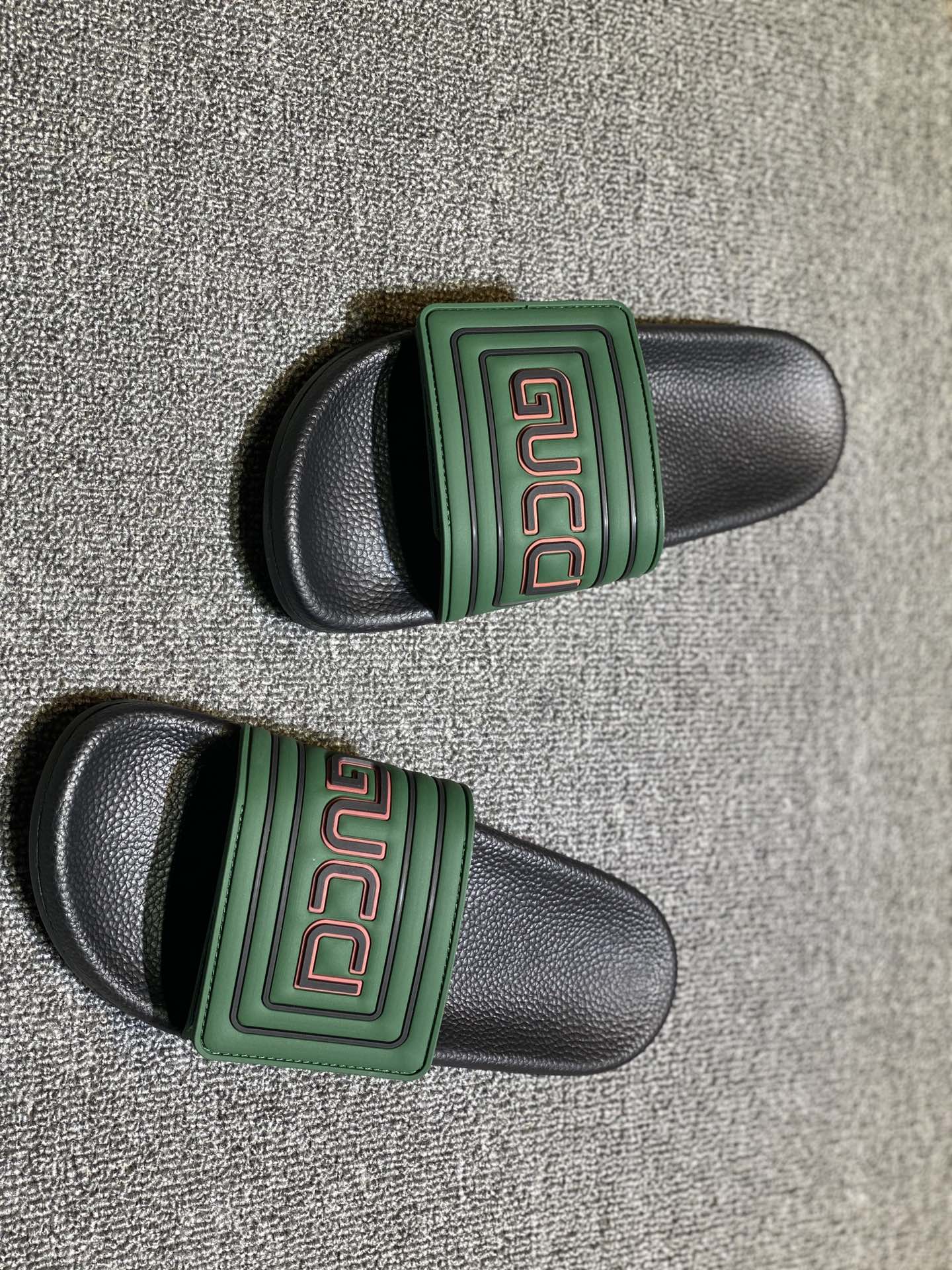 P120
升级板、五机打印，好品质 情侣款🎗Gucci『古奇』印花拖鞋 万众瞩目的一款 美到即可融化你们的心❤毫无悬念的网红单品 每款时装周街拍出镜率都超高！简直就是鬼斧神工的杰作 人手必备的一款『选料』都是原版1:1开模制造 脚感Q弹超柔软 上脚超级秀气🐎35-46,
