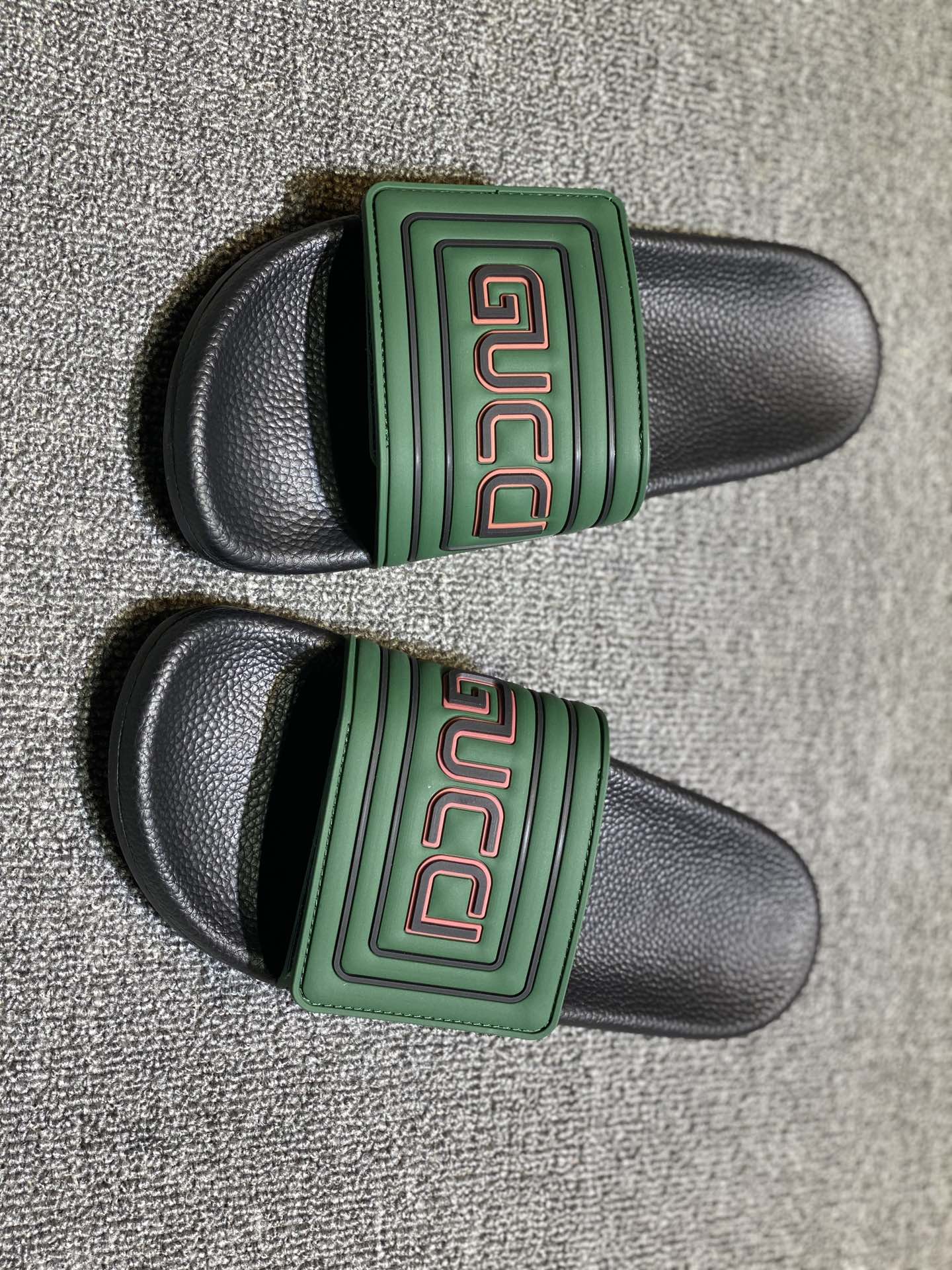 P120
升级板、五机打印，好品质 情侣款🎗Gucci『古奇』印花拖鞋 万众瞩目的一款 美到即可融化你们的心❤毫无悬念的网红单品 每款时装周街拍出镜率都超高！简直就是鬼斧神工的杰作 人手必备的一款『选料』都是原版1:1开模制造 脚感Q弹超柔软 上脚超级秀气🐎35-46,