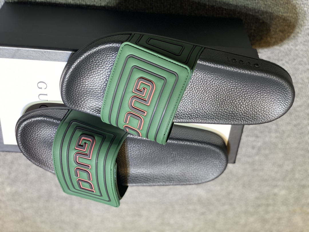 P120
升级板、五机打印，好品质 情侣款🎗Gucci『古奇』印花拖鞋 万众瞩目的一款 美到即可融化你们的心❤毫无悬念的网红单品 每款时装周街拍出镜率都超高！简直就是鬼斧神工的杰作 人手必备的一款『选料』都是原版1:1开模制造 脚感Q弹超柔软 上脚超级秀气🐎35-46,