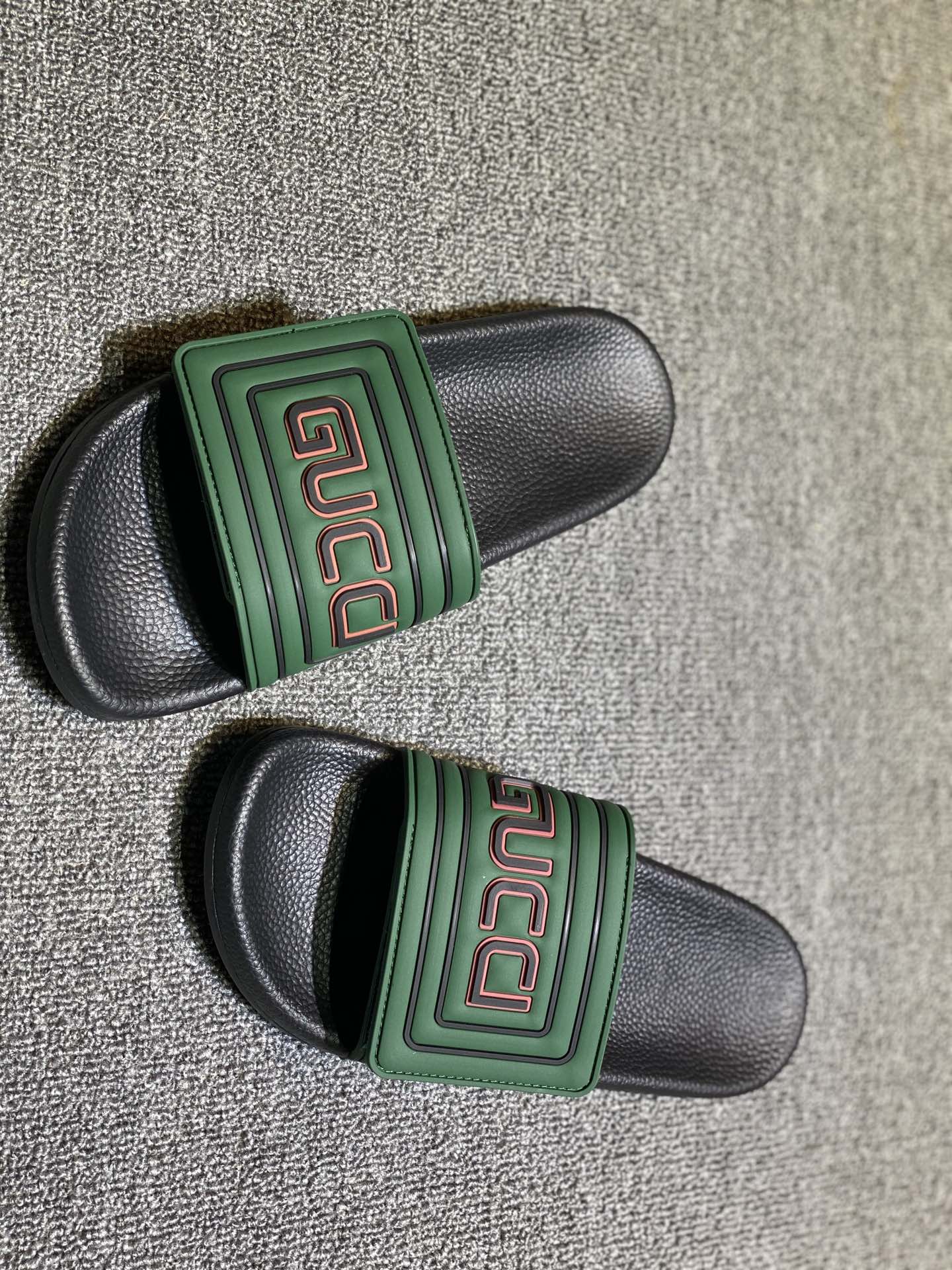 P120
升级板、五机打印，好品质 情侣款🎗Gucci『古奇』印花拖鞋 万众瞩目的一款 美到即可融化你们的心❤毫无悬念的网红单品 每款时装周街拍出镜率都超高！简直就是鬼斧神工的杰作 人手必备的一款『选料』都是原版1:1开模制造 脚感Q弹超柔软 上脚超级秀气🐎35-46,