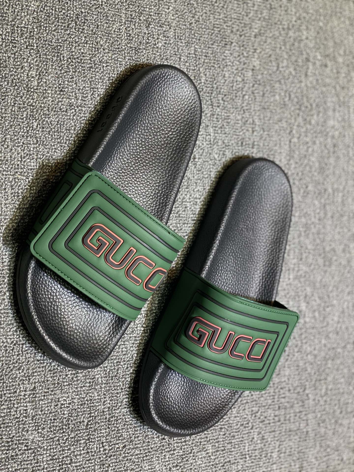 P120
升级板、五机打印，好品质 情侣款🎗Gucci『古奇』印花拖鞋 万众瞩目的一款 美到即可融化你们的心❤毫无悬念的网红单品 每款时装周街拍出镜率都超高！简直就是鬼斧神工的杰作 人手必备的一款『选料』都是原版1:1开模制造 脚感Q弹超柔软 上脚超级秀气🐎35-46,