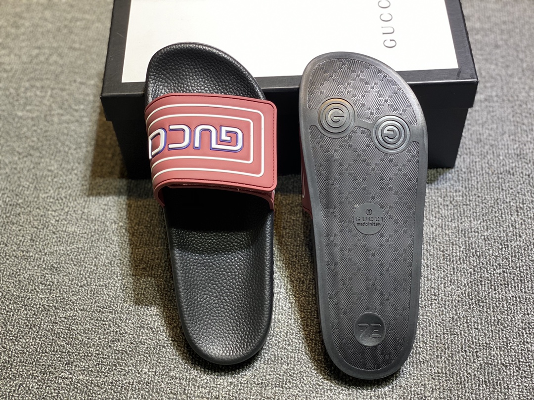 P120
升级板、五机打印，好品质 情侣款🎗Gucci『古奇』印花拖鞋 万众瞩目的一款 美到即可融化你们的心❤毫无悬念的网红单品 每款时装周街拍出镜率都超高！简直就是鬼斧神工的杰作 人手必备的一款『选料』都是原版1:1开模制造 脚感Q弹超柔软 上脚超级秀气🐎35-46