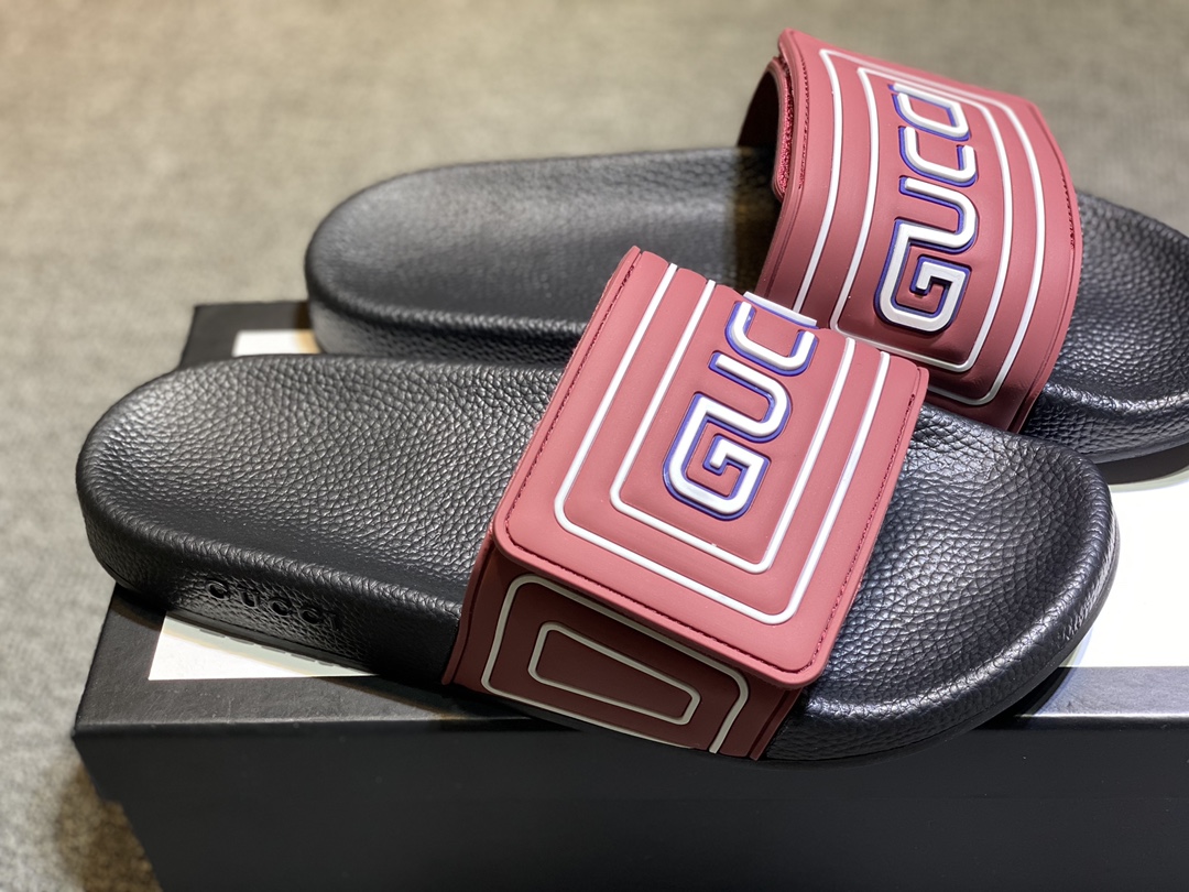 P120
升级板、五机打印，好品质 情侣款🎗Gucci『古奇』印花拖鞋 万众瞩目的一款 美到即可融化你们的心❤毫无悬念的网红单品 每款时装周街拍出镜率都超高！简直就是鬼斧神工的杰作 人手必备的一款『选料』都是原版1:1开模制造 脚感Q弹超柔软 上脚超级秀气🐎35-46