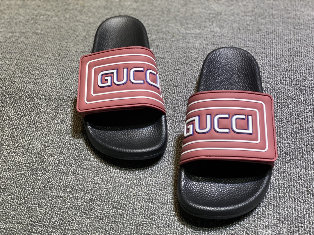 P120
升级板、五机打印，好品质 情侣款🎗Gucci『古奇』印花拖鞋 万众瞩目的一款 美到即可融化你们的心❤毫无悬念的网红单品 每款时装周街拍出镜率都超高！简直就是鬼斧神工的杰作 人手必备的一款『选料』都是原版1:1开模制造 脚感Q弹超柔软 上脚超级秀气🐎35-46