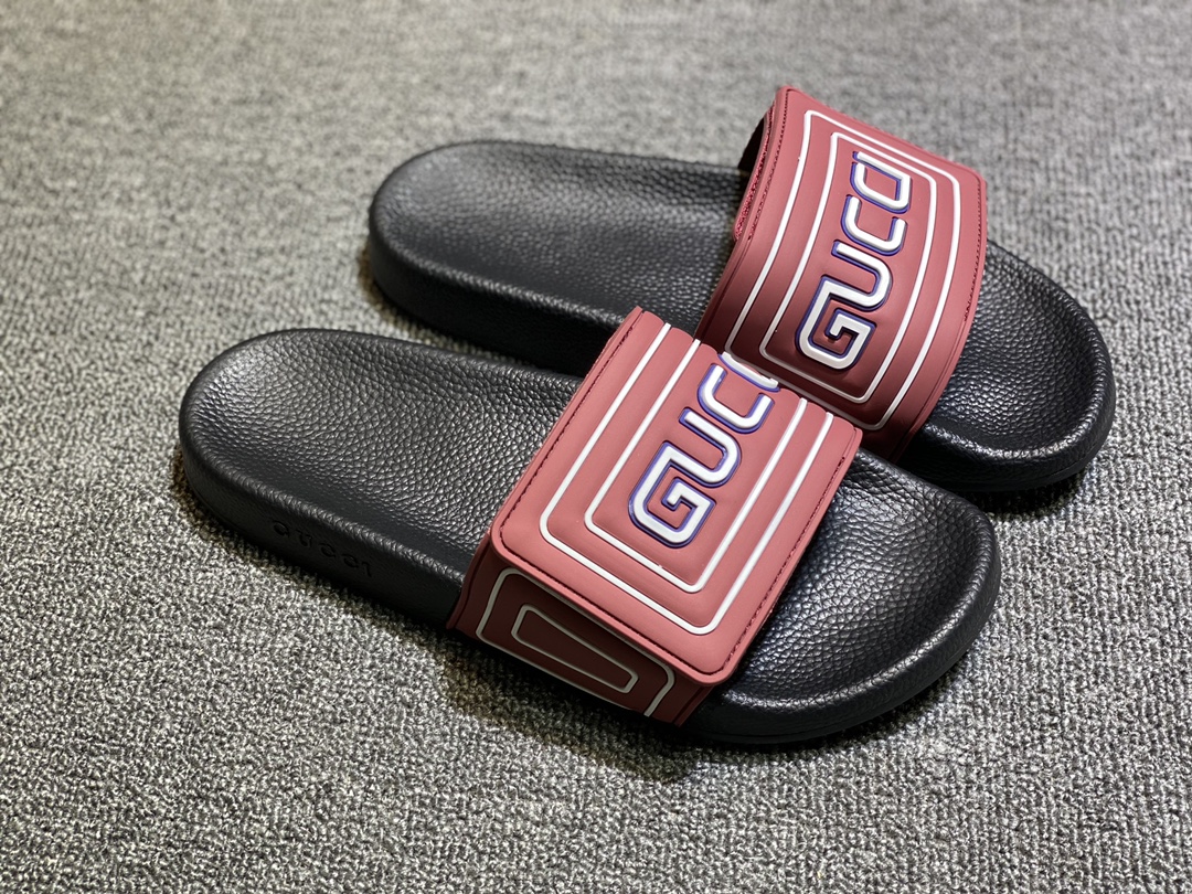 P120
升级板、五机打印，好品质 情侣款🎗Gucci『古奇』印花拖鞋 万众瞩目的一款 美到即可融化你们的心❤毫无悬念的网红单品 每款时装周街拍出镜率都超高！简直就是鬼斧神工的杰作 人手必备的一款『选料』都是原版1:1开模制造 脚感Q弹超柔软 上脚超级秀气🐎35-46
