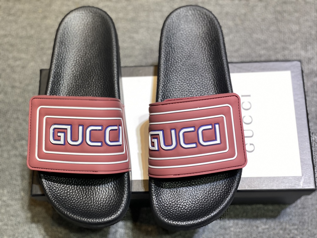 P120
升级板、五机打印，好品质 情侣款🎗Gucci『古奇』印花拖鞋 万众瞩目的一款 美到即可融化你们的心❤毫无悬念的网红单品 每款时装周街拍出镜率都超高！简直就是鬼斧神工的杰作 人手必备的一款『选料』都是原版1:1开模制造 脚感Q弹超柔软 上脚超级秀气🐎35-46