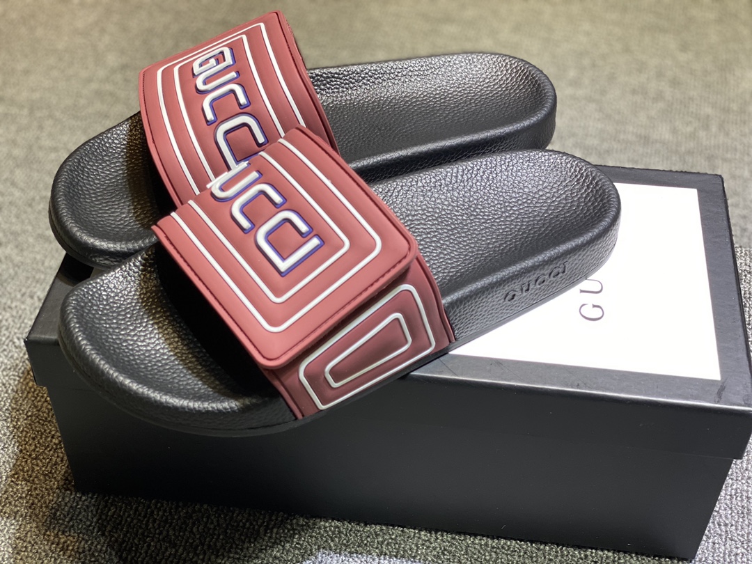 P120
升级板、五机打印，好品质 情侣款🎗Gucci『古奇』印花拖鞋 万众瞩目的一款 美到即可融化你们的心❤毫无悬念的网红单品 每款时装周街拍出镜率都超高！简直就是鬼斧神工的杰作 人手必备的一款『选料』都是原版1:1开模制造 脚感Q弹超柔软 上脚超级秀气🐎35-46