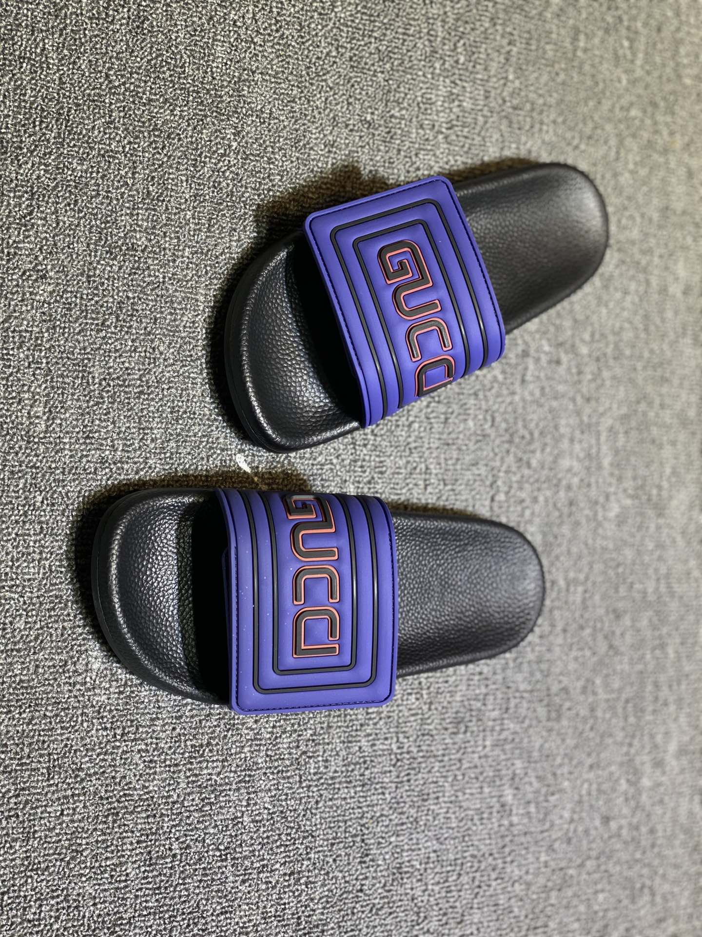 P120
升级板、五机打印，好品质 情侣款🎗Gucci『古奇』印花拖鞋 万众瞩目的一款 美到即可融化你们的心❤毫无悬念的网红单品 每款时装周街拍出镜率都超高！简直就是鬼斧神工的杰作 人手必备的一款『选料』都是原版1:1开模制造 脚感Q弹超柔软 上脚超级秀气🐎35-46,