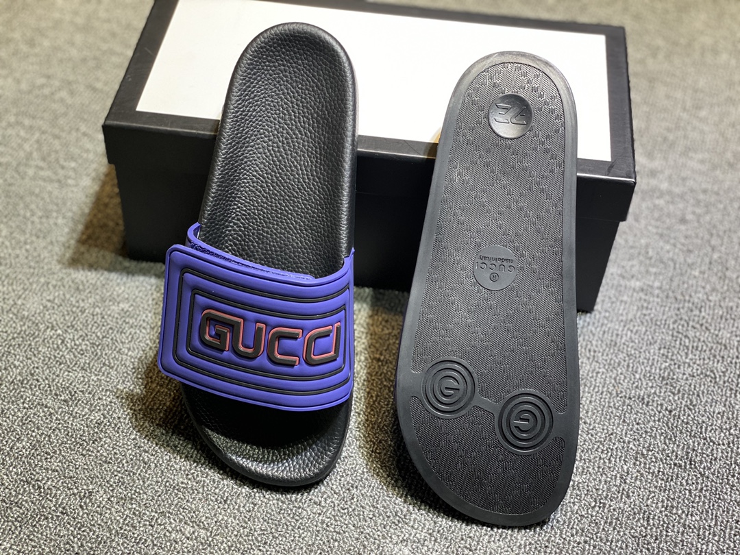 P120
升级板、五机打印，好品质 情侣款🎗Gucci『古奇』印花拖鞋 万众瞩目的一款 美到即可融化你们的心❤毫无悬念的网红单品 每款时装周街拍出镜率都超高！简直就是鬼斧神工的杰作 人手必备的一款『选料』都是原版1:1开模制造 脚感Q弹超柔软 上脚超级秀气🐎35-46,