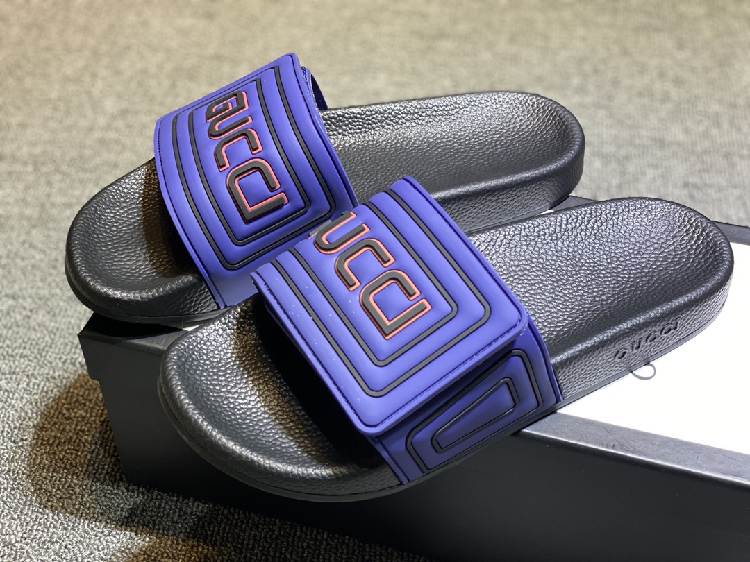 P120
升级板、五机打印，好品质 情侣款🎗Gucci『古奇』印花拖鞋 万众瞩目的一款 美到即可融化你们的心❤毫无悬念的网红单品 每款时装周街拍出镜率都超高！简直就是鬼斧神工的杰作 人手必备的一款『选料』都是原版1:1开模制造 脚感Q弹超柔软 上脚超级秀气🐎35-46,