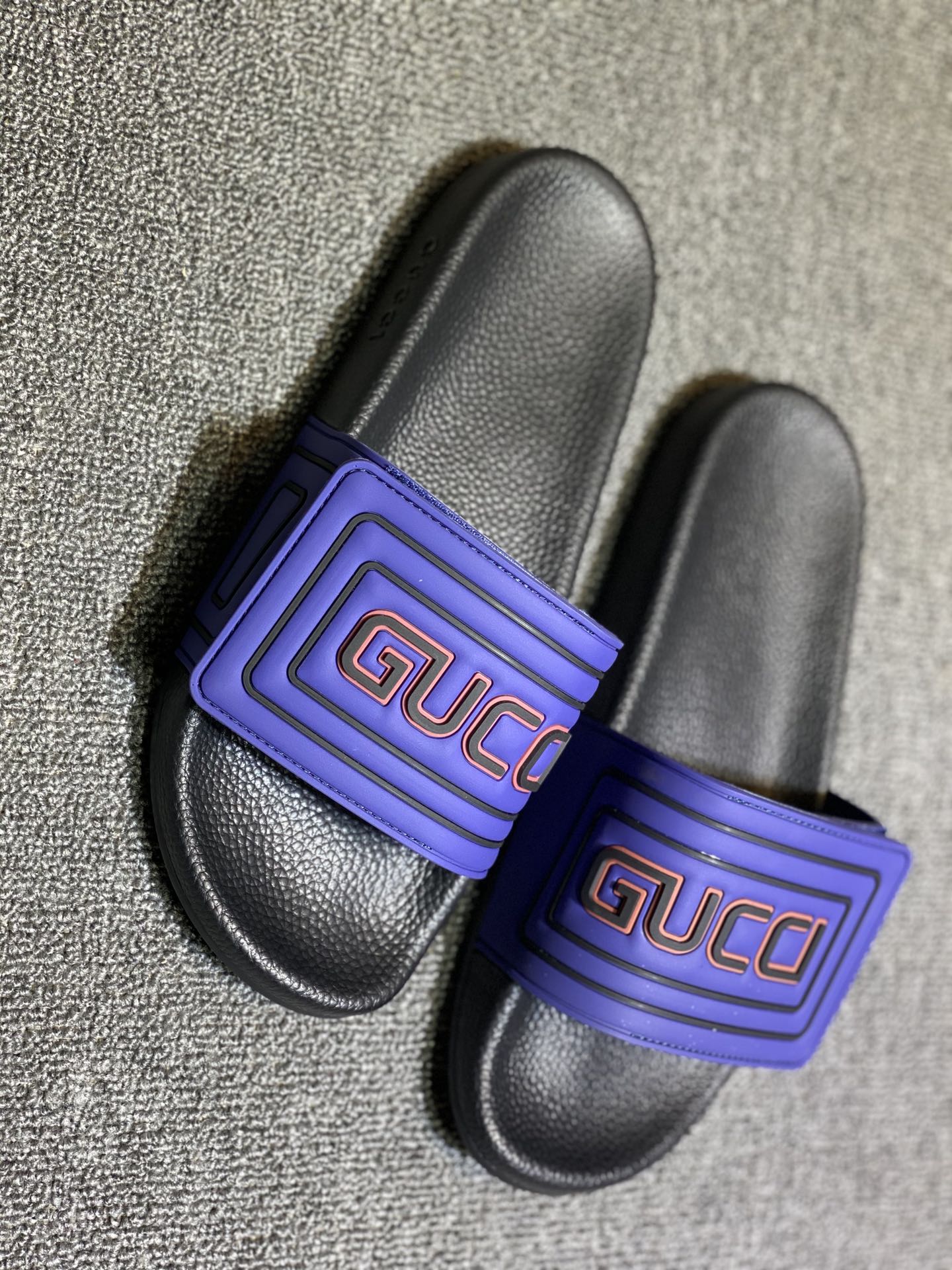 P120
升级板、五机打印，好品质 情侣款🎗Gucci『古奇』印花拖鞋 万众瞩目的一款 美到即可融化你们的心❤毫无悬念的网红单品 每款时装周街拍出镜率都超高！简直就是鬼斧神工的杰作 人手必备的一款『选料』都是原版1:1开模制造 脚感Q弹超柔软 上脚超级秀气🐎35-46,
