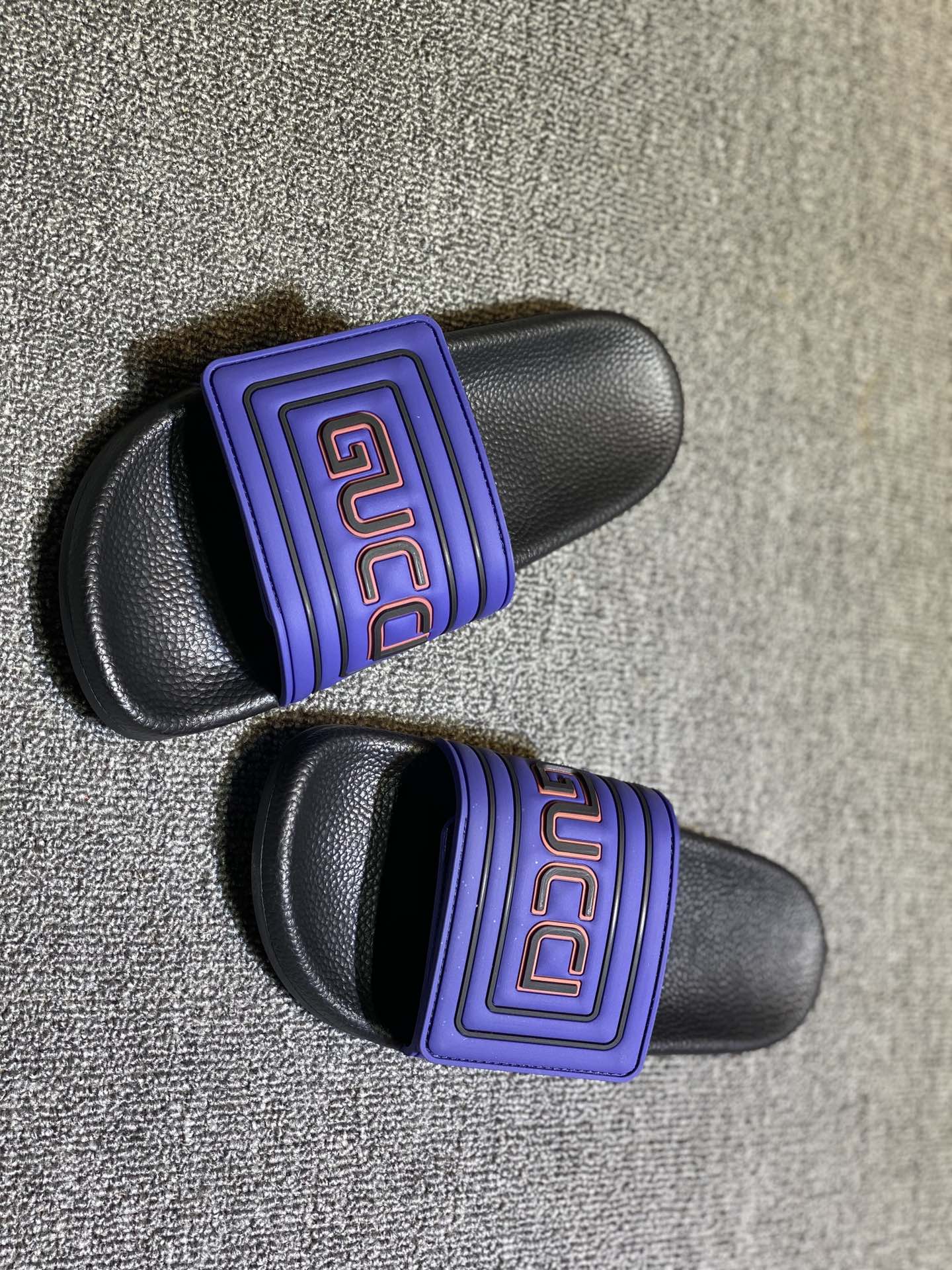 P120
升级板、五机打印，好品质 情侣款🎗Gucci『古奇』印花拖鞋 万众瞩目的一款 美到即可融化你们的心❤毫无悬念的网红单品 每款时装周街拍出镜率都超高！简直就是鬼斧神工的杰作 人手必备的一款『选料』都是原版1:1开模制造 脚感Q弹超柔软 上脚超级秀气🐎35-46,
