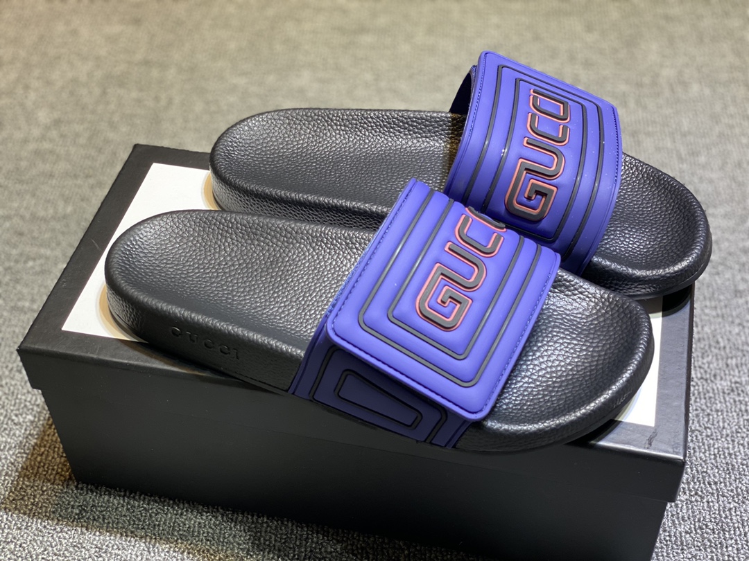 P120
升级板、五机打印，好品质 情侣款🎗Gucci『古奇』印花拖鞋 万众瞩目的一款 美到即可融化你们的心❤毫无悬念的网红单品 每款时装周街拍出镜率都超高！简直就是鬼斧神工的杰作 人手必备的一款『选料』都是原版1:1开模制造 脚感Q弹超柔软 上脚超级秀气🐎35-46,