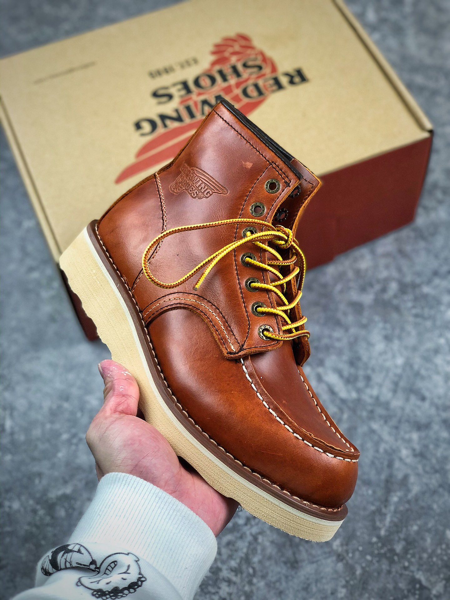 本地自取  终端放货                               
纯正美国血统：红翼 red wing 世界三大工装品牌 新西兰TYCHE 泰庆皮革定制头层牛皮 手工机器固特异 XS 高密度耐磨木屑底.牛皮内里.疯马皮牛皮毛孔清晰可见 自然细腻 凸显logo木屑底 耐磨透气 自上而下的打蜡鞋带 进口五金扣件 上脚舒适 有型 百搭款型 岁月洗礼更加有味道
尺码：39 40 41 42 43 44皮鞋码