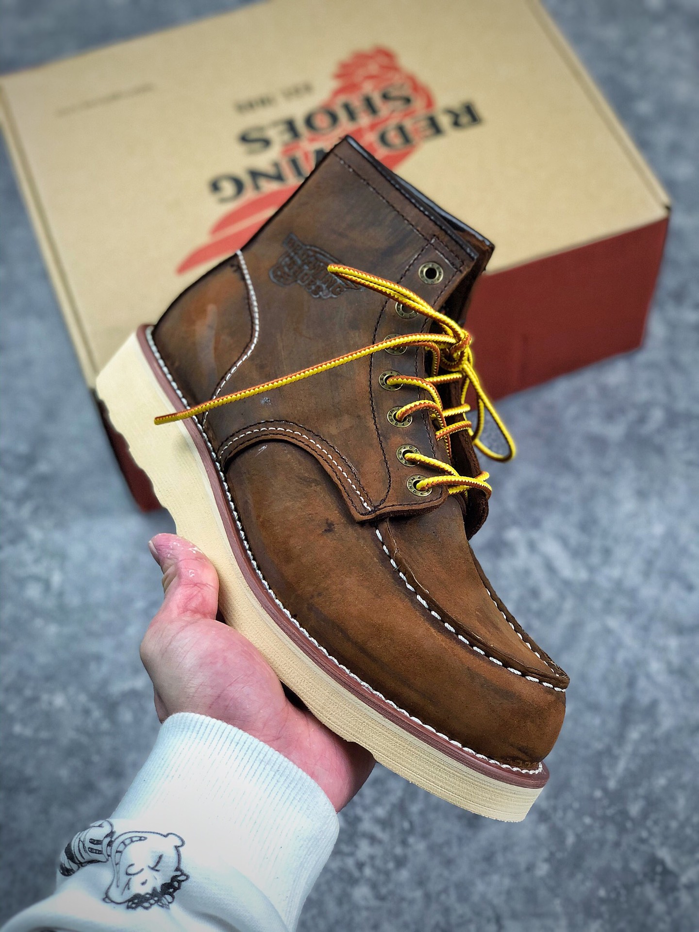 本地自取  终端放货                               
纯正美国血统：红翼 red wing 世界三大工装品牌 新西兰TYCHE 泰庆皮革定制头层牛皮 手工机器固特异 XS 高密度耐磨木屑底.牛皮内里.疯马皮牛皮毛孔清晰可见 自然细腻 凸显logo木屑底 耐磨透气 自上而下的打蜡鞋带 进口五金扣件 上脚舒适 有型 百搭款型 岁月洗礼更加有味道
尺码：39 40 41 42 43 44皮鞋码