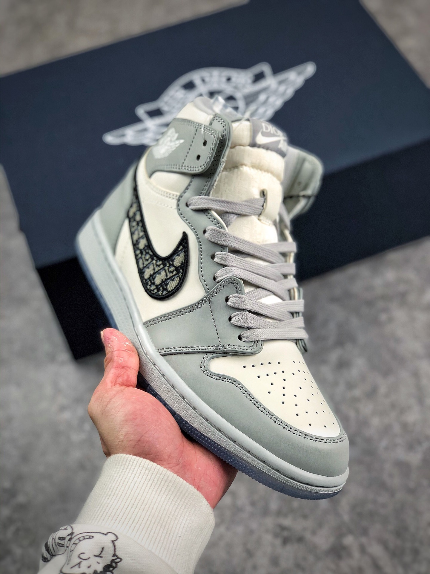 福利特价
本地自取  支持放店 （原盒损坏扣20） Dior x Air Jordan 1 High AJ1 乔1迪奥联名白灰高帮 CN8607-002
#原装吸磁礼盒 纯手工饰片涂边包浆效果 采用同源一致意大利进口丝绸面牛皮材料 防尘袋 鞋带 鞋垫 配件齐全（鞋盒损坏-20）
#鞋舌原厂一致提花LOGO纯棉布料及正确织麦标 激光雕刻花纹头层真皮拉帮中底 原装一致双LOGO鞋带头锁片
尺码：36 36.5 37.5 38 38.5 39 40 40.5 41 42 42.5 43 44 44.5 45 46