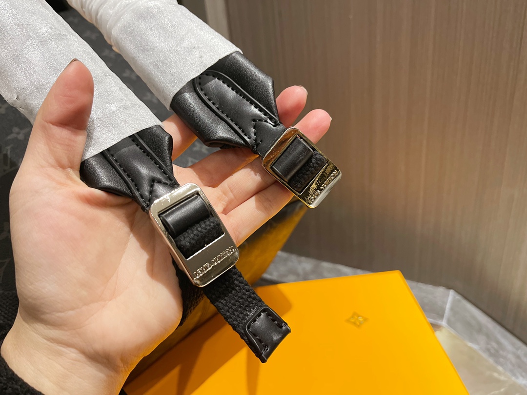 Practical Male Shoulder Bag: Mr. LV Discovery’s Stylish and Functional Choice - 图片 6