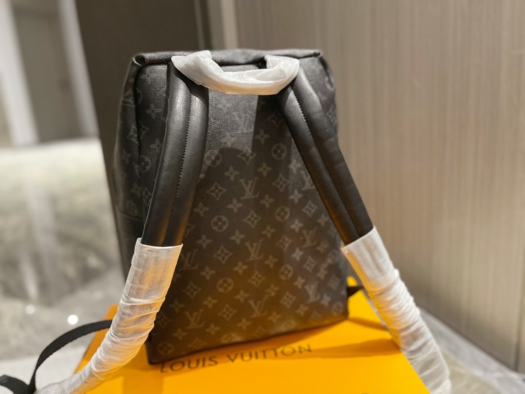 Practical Male Shoulder Bag: Mr. LV Discovery’s Stylish and Functional Choice - 图片 5