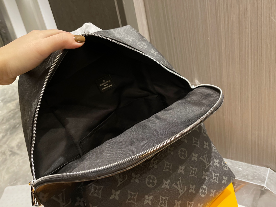 Practical Male Shoulder Bag: Mr. LV Discovery’s Stylish and Functional Choice - 图片 9