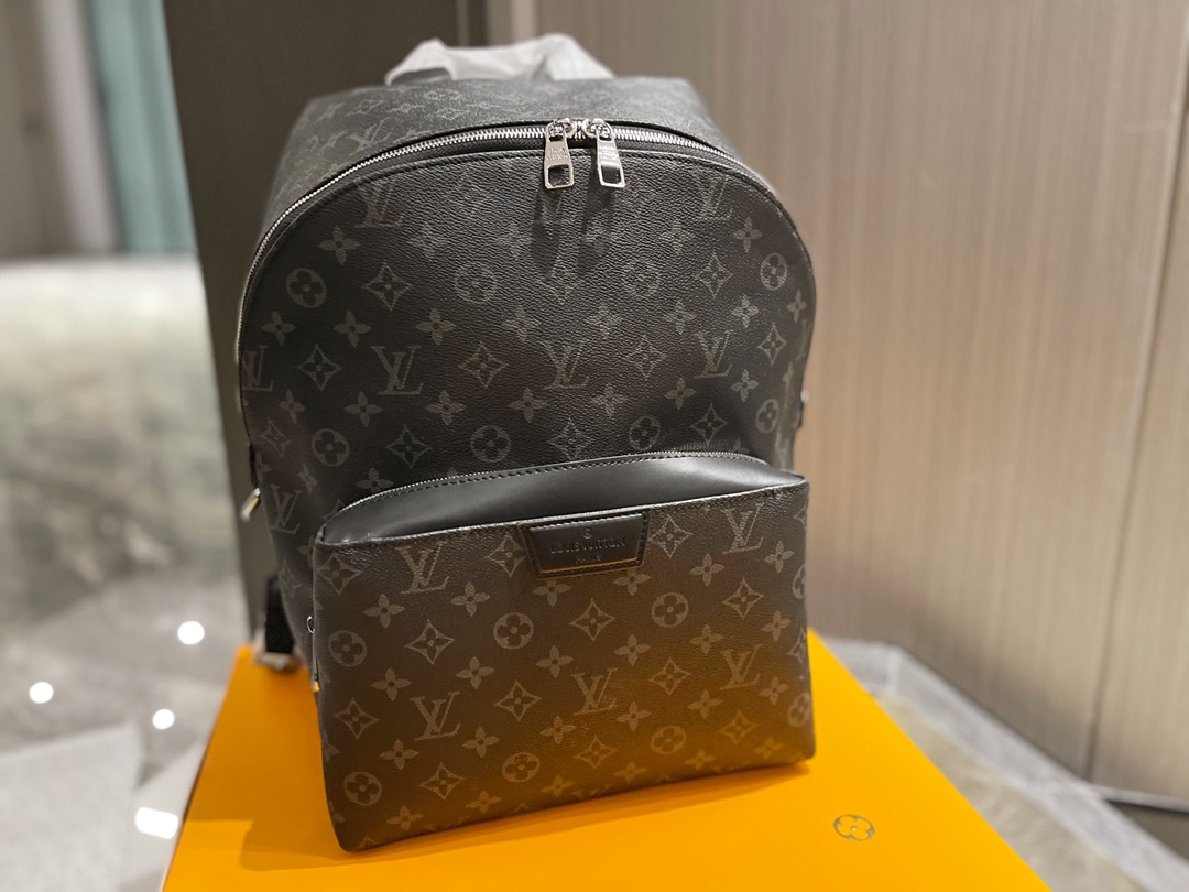 Practical Male Shoulder Bag: Mr. LV Discovery’s Stylish and Functional Choice