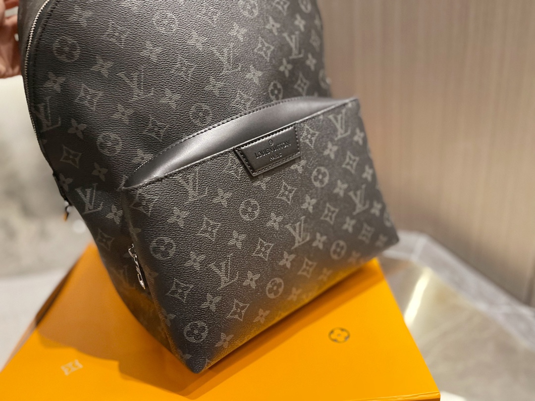 Practical Male Shoulder Bag: Mr. LV Discovery’s Stylish and Functional Choice - 图片 3