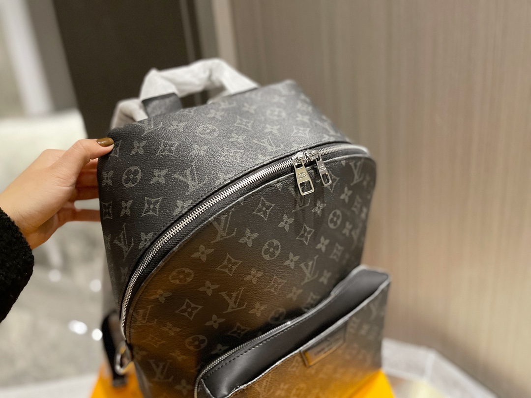 Practical Male Shoulder Bag: Mr. LV Discovery’s Stylish and Functional Choice - 图片 2