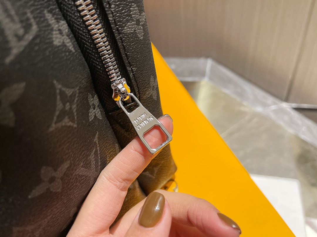 Practical Male Shoulder Bag: Mr. LV Discovery’s Stylish and Functional Choice - 图片 4