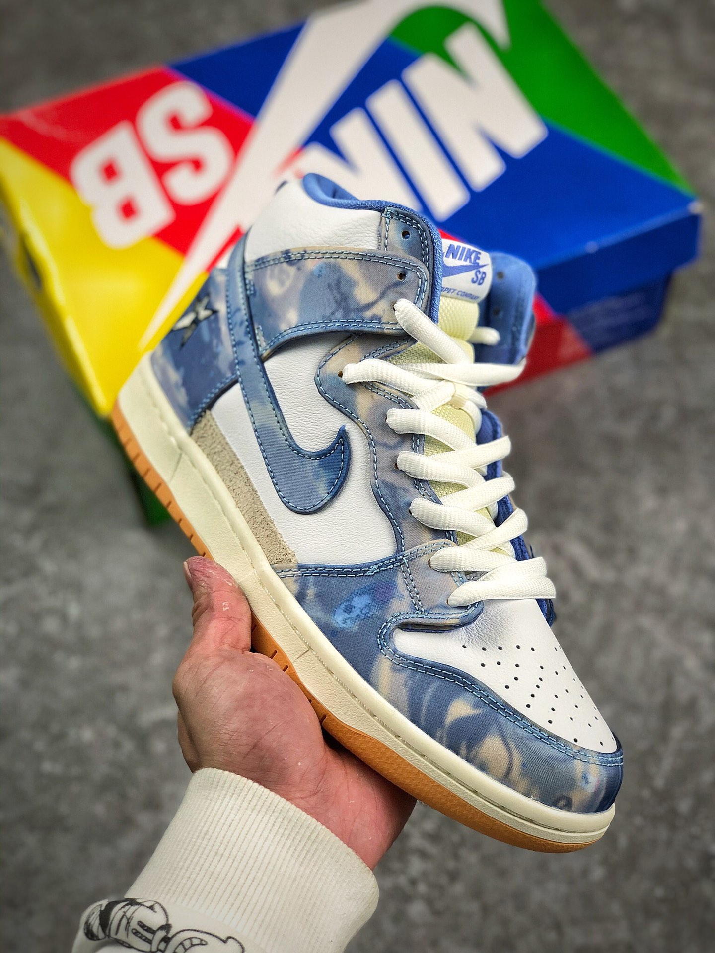 本地自取 终端放货
Carpet Company x Nk SB Dunk High SB 白蓝地毯 刮刮乐 高帮板鞋
#鞋款采用蓝白扎染配色方案打造，整双鞋采用白色和蓝色为主调，蓝色部分带有不规则花纹，极具辨识度。后跟带有银色刺绣五角星 Logo，搭配做旧白色中底和生胶外底，造型颇为复古。
#令人惊喜的是，这双鞋暗藏刮刮乐设计，鞋身蓝色部分撕开后是黄色，同时饰有吸睛图案。侧身蓝色Swoosh撕开后是黑底蓝边，后跟刮开彰显联名身份。
货号：CV1677-100
尺码：36 36.5 37.5 38 38.5 39 40 40.5 41 42 42.5 43 4 44 44.5 45 46 47.5