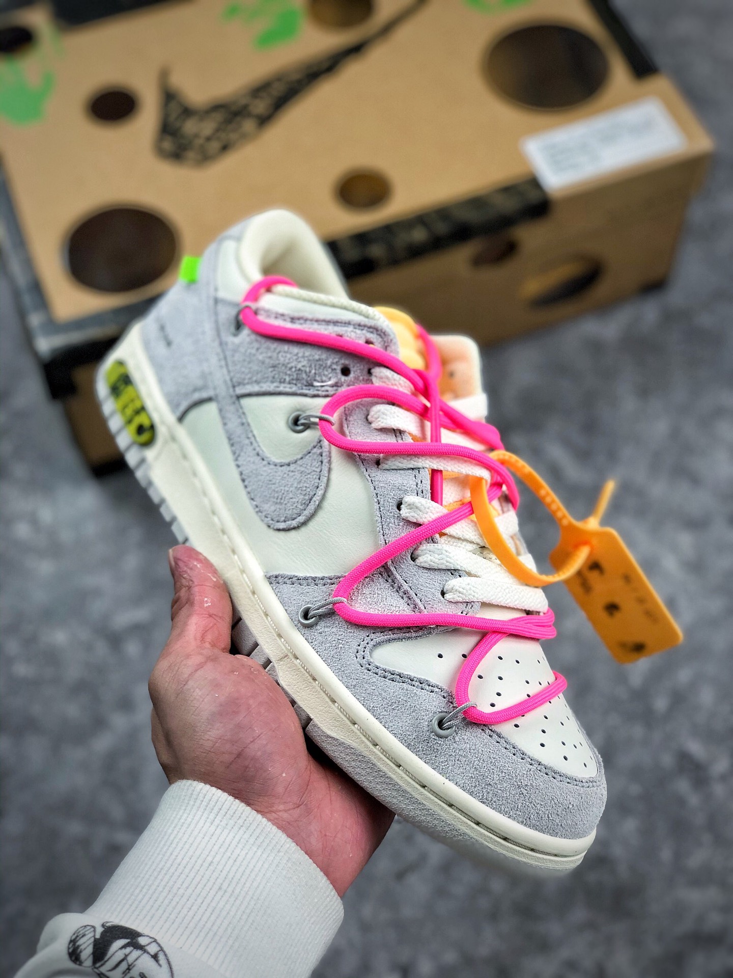 本地自取 核心放店
Off-White x Nike Dunk Low NO.32
蓝鞋带白扣 纯原大厂出品 原装裸鞋级别 
#原楦原纸版原数据开发 灵魂版型一眼正
#原鞋开发 耗时数月 一切细节遵循原鞋
#原装材料 同源正品 全鞋采用原厂头层皮
#原装原盒 唯一正确细节特殊鞋盒
#正确配套防尘纸、衬纸、联名防盗扣
极致用料 匠心工艺 致力打造市售最强版本‼
货号: DJ0950-104
Size:36 36.5 37.5 38 38.5 39 40 40.5 41 42 42.5 43 44 44.5 45 46 47.5